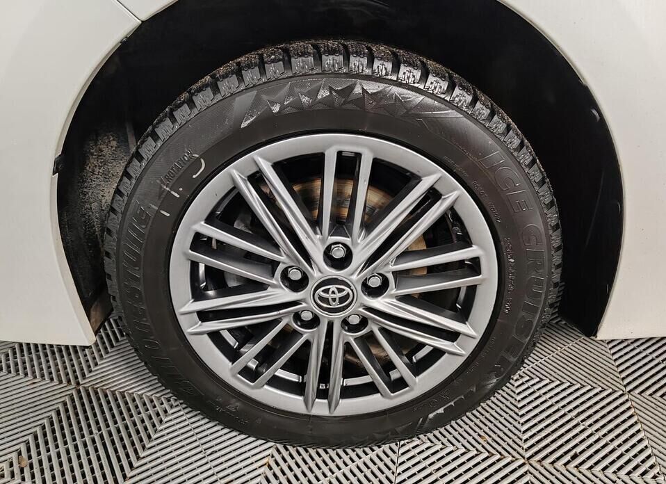 Toyota Corolla, XI (E160, E170) Рестайлинг 1.6 CVT (122 л.с.)