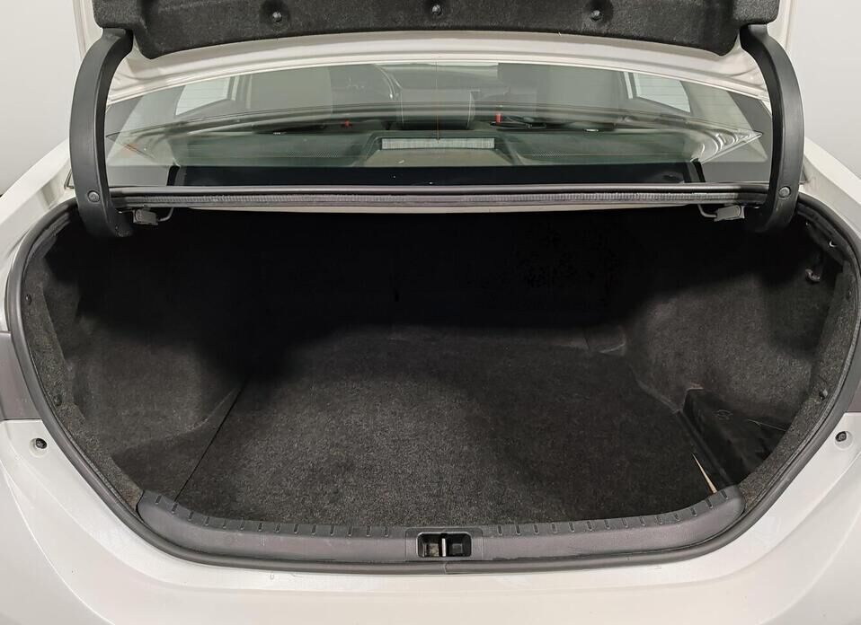 Toyota Corolla, XI (E160, E170) Рестайлинг 1.6 CVT (122 л.с.)