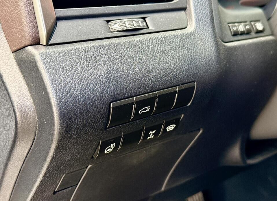 Lexus RX, IV Рестайлинг 300 2.0 AT (238 л.с.) 4WD