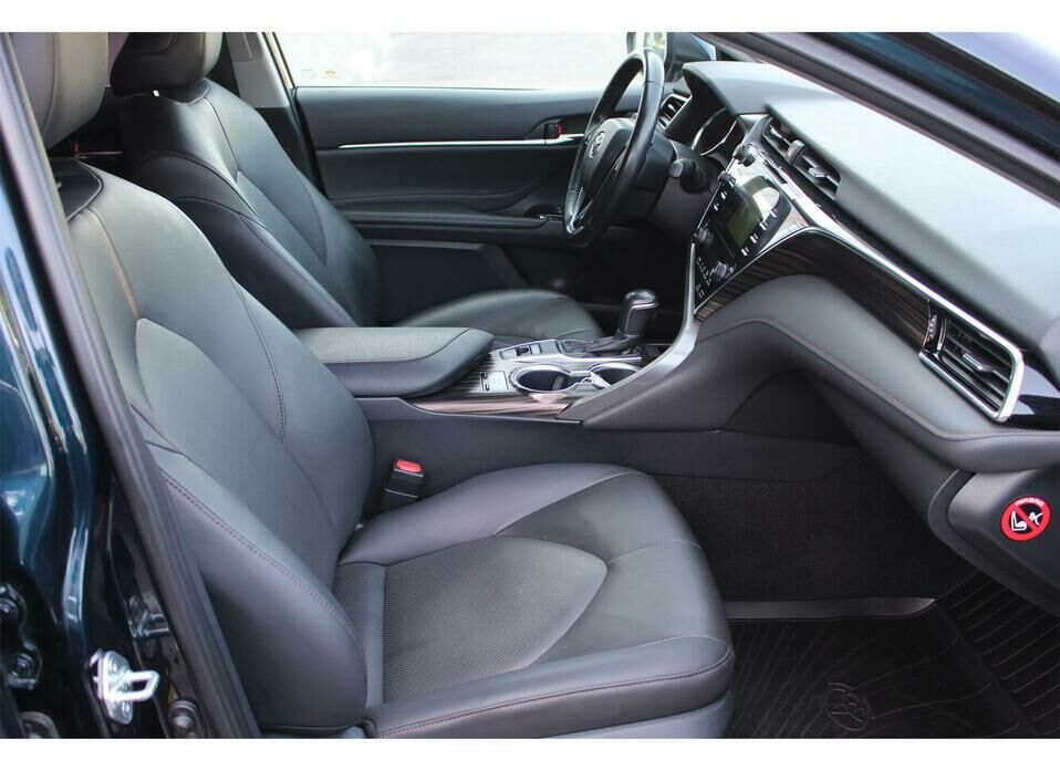 Toyota Camry 2.5 AT (181 л.с.)