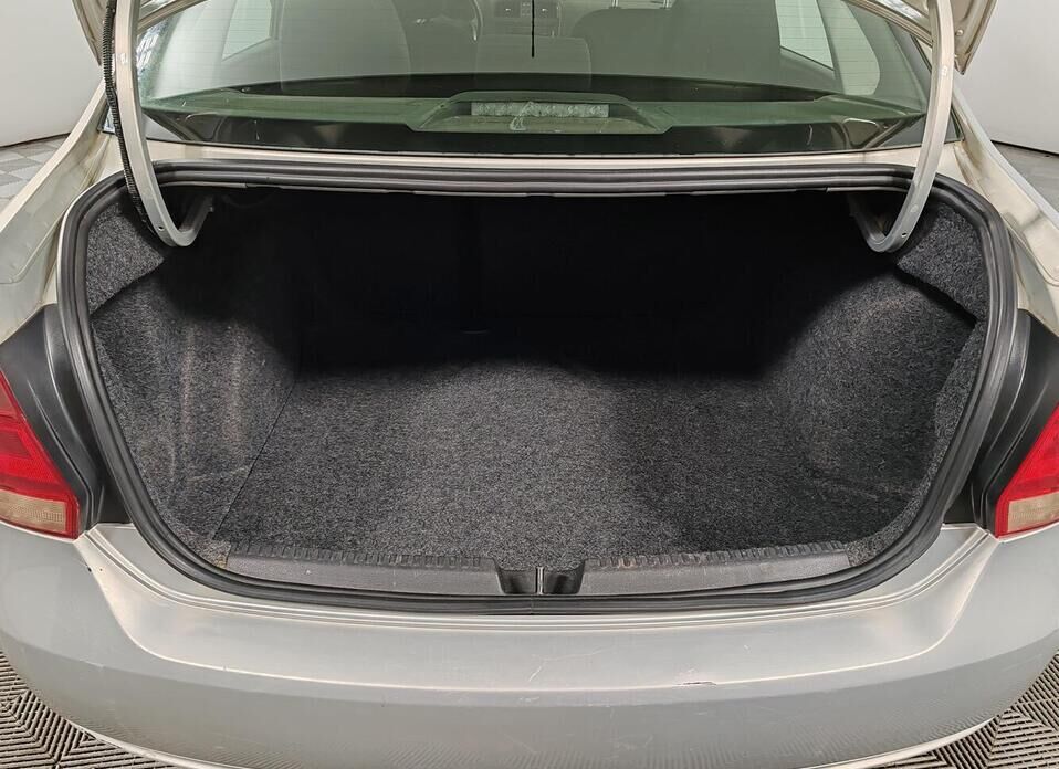 Volkswagen Polo, V 1.6 MT (105 л.с.)